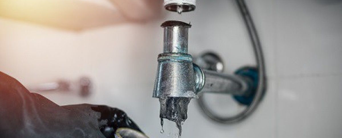 Badkamer stinkt naar riool terwijl alles schoon is: dit zijn de oorzaken