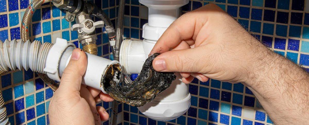 Rioollucht in de keuken: zo los je het snel op