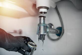 Badkamer stinkt naar riool terwijl alles schoon is: dit zijn de oorzaken