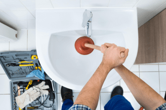 Badkamer verstopping zelf oplossen: de beste tips!